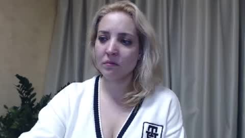 Snapshot of ohsweetmari chatting on March 5, 9:15 pm Mari online show from March 5, 9:15 pm