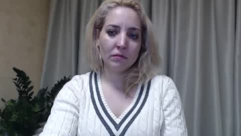 Snapshot of ohsweetmari chatting on March 7, 6:22 pm Mari online show from March 7, 6:22 pm