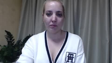 Snapshot of ohsweetmari chatting on March 9, 5:49 pm Mari online show from March 9, 5:49 pm