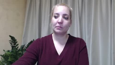 Snapshot of ohsweetmari chatting on March 11, 5:24 pm Mari online show from March 11, 5:24 pm