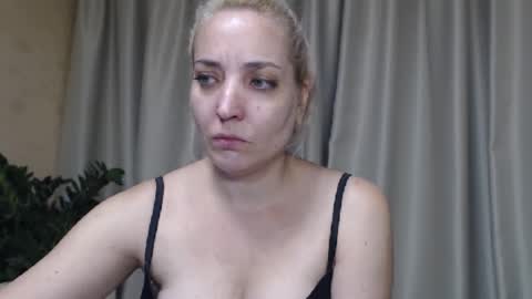 Snapshot of ohsweetmari chatting on September 10, 3:01 pm Mari online show from September 10, 3:01 pm