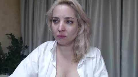 Snapshot of ohsweetmari chatting on September 17, 5:03 pm Mari online show from September 17, 5:03 pm