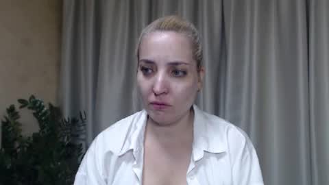 Snapshot of ohsweetmari chatting on September 25, 4:54 pm Mari online show from September 25, 4:54 pm