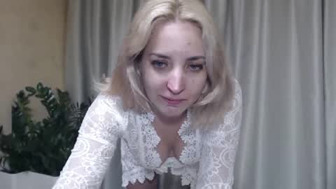 Snapshot of ohsweetmari chatting on September 27, 2:22 pm Mari online show from September 27, 2:22 pm