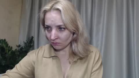 Snapshot of ohsweetmari chatting on October 3, 2:14 pm Mari online show from October 3, 2:14 pm