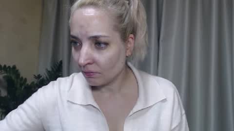 Snapshot of ohsweetmari chatting on October 4, 3:10 pm Mari online show from October 4, 3:10 pm