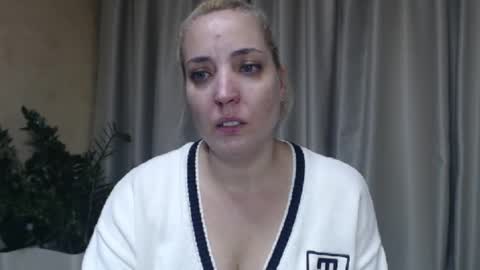 Snapshot of ohsweetmari chatting on October 7, 10:01 am Mari online show from October 7, 10:01 am