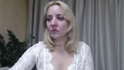 Snapshot of ohsweetmari chatting on October 8, 3:53 pm Mari online show from October 8, 3:53 pm