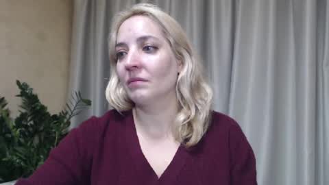 Snapshot of ohsweetmari chatting on October 10, 3:22 pm Mari online show from October 10, 3:22 pm