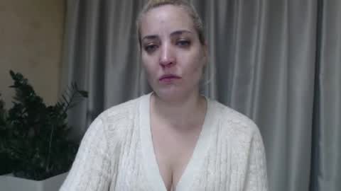 Snapshot of ohsweetmari chatting on October 11, 3:43 pm Mari online show from October 11, 3:43 pm