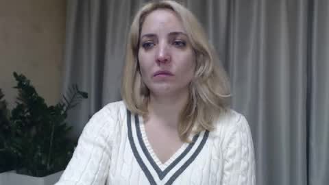 Snapshot of ohsweetmari chatting on October 12, 8:46 am Mari online show from October 12, 8:46 am