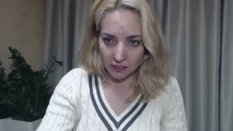 Snapshot of ohsweetmari chatting on October 12, 8:52 pm Mari online show from October 12, 8:52 pm