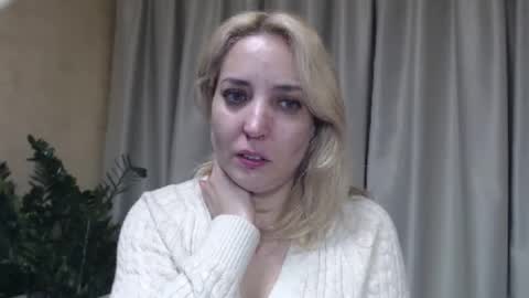 Snapshot of ohsweetmari chatting on October 14, 4:19 pm Mari online show from October 14, 4:19 pm