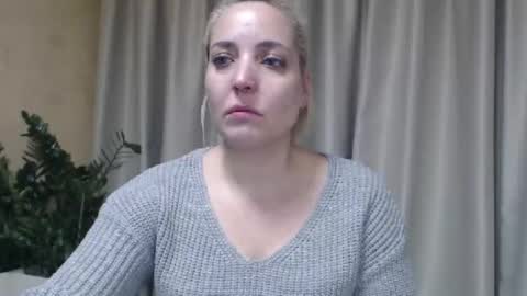 Snapshot of ohsweetmari chatting on October 17, 3:47 pm Mari online show from October 17, 3:47 pm