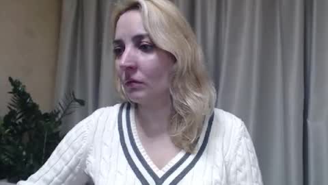 Snapshot of ohsweetmari chatting on October 22, 4:07 pm Mari online show from October 22, 4:07 pm