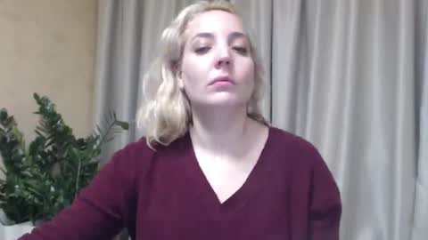 Snapshot of ohsweetmari chatting on October 24, 4:03 pm Mari online show from October 24, 4:03 pm