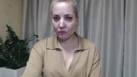 Snapshot of ohsweetmari chatting on October 31, 6:42 pm Mari online show from October 31, 6:42 pm