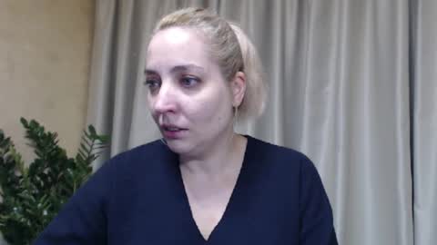 Snapshot of ohsweetmari chatting on November 9, 9:18 am Mari online show from November 9, 9:18 am