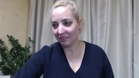 Snapshot of ohsweetmari chatting on November 9, 9:24 pm Mari online show from November 9, 9:24 pm