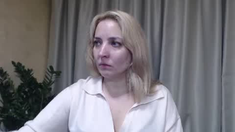 Snapshot of ohsweetmari chatting on November 15, 4:25 pm Mari online show from November 15, 4:25 pm