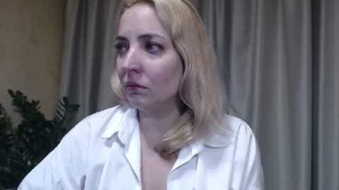 Snapshot of ohsweetmari chatting on November 23, 5:02 pm Mari online show from November 23, 5:02 pm