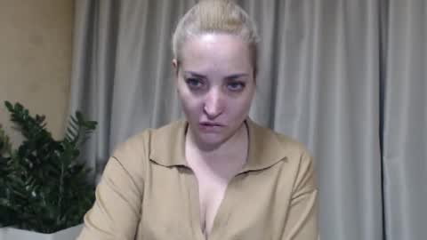 Snapshot of ohsweetmari chatting on November 28, 6:43 pm Mari online show from November 28, 6:43 pm