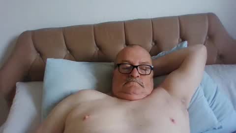 Snapshot of old_fkrr_ chatting on October 4, 8:56 am old_fkrr_ online show from October 4, 8:56 am