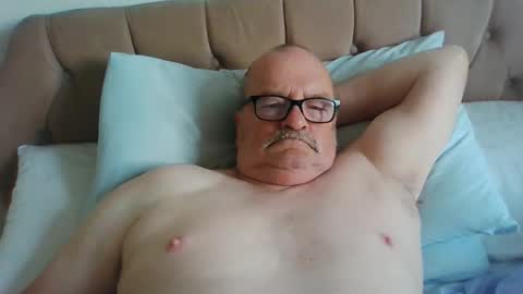 Snapshot of old_fkrr_ chatting on October 6, 8:34 am old_fkrr_ online show from October 6, 8:34 am