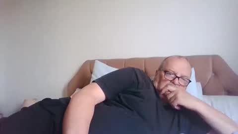 Snapshot of old_fkrr_ chatting on October 11, 9:08 am old_fkrr_ online show from October 11, 9:08 am