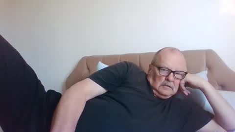 Snapshot of old_fkrr_ chatting on October 12, 8:13 am old_fkrr_ online show from October 12, 8:13 am