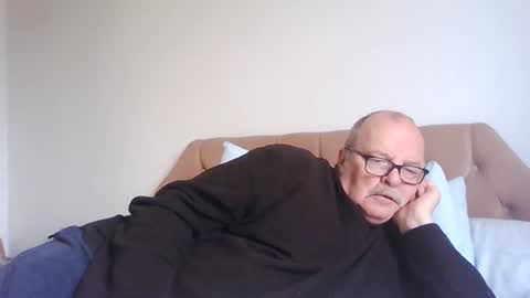 Snapshot of old_fkrr_ chatting on October 13, 10:26 am old_fkrr_ online show from October 13, 10:26 am