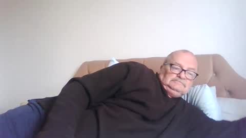 Snapshot of old_fkrr_ chatting on October 15, 10:37 am old_fkrr_ online show from October 15, 10:37 am