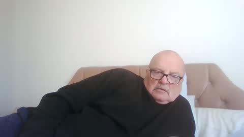 Snapshot of old_fkrr_ chatting on October 22, 10:37 am old_fkrr_ online show from October 22, 10:37 am