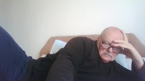 Snapshot of old_fkrr_ chatting on October 24, 12:12 pm old_fkrr_ online show from October 24, 12:12 pm