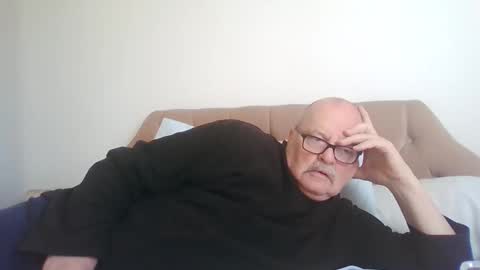 Snapshot of old_fkrr_ chatting on October 28, 10:19 am old_fkrr_ online show from October 28, 10:19 am