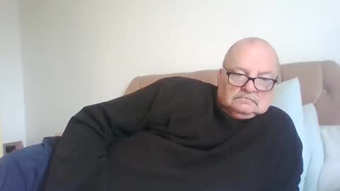 Snapshot of old_fkrr_ chatting on October 31, 11:11 am old_fkrr_ online show from October 31, 11:11 am