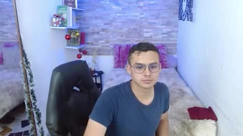 Snapshot of olivercruz_ chatting on December 18, 3:45 am Oliver online show from December 18, 3:45 am