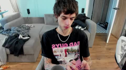 Snapshot of oliverrgroove chatting on December 4, 8:23 am oliverrgroove online show from December 4, 8:23 am