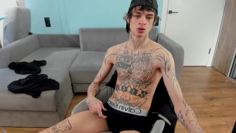 Snapshot of oliverrgroove chatting on January 15, 8:20 am oliverrgroove online show from January 15, 8:20 am