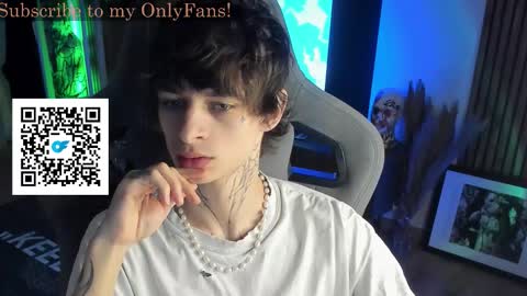 Snapshot of oliverrgroove chatting on November 15, 3:08 pm oliverrgroove online show from November 15, 3:08 pm