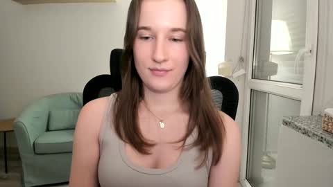 Snapshot of oliviaaa2003 chatting on December 16, 7:32 pm Oliwiaa2004 online show from December 16, 7:32 pm