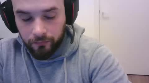 Snapshot of omgwhereim chatting on December 16, 8:03 pm omgwhereim online show from December 16, 8:03 pm