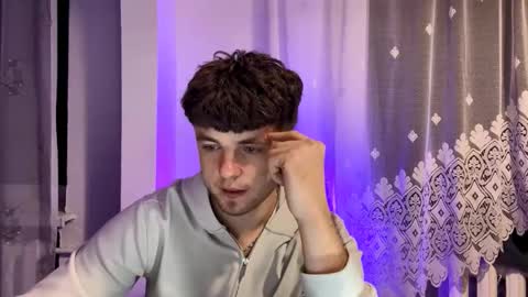 Snapshot of onyiix_ chatting on November 15, 2:53 am Mike online show from November 15, 2:53 am