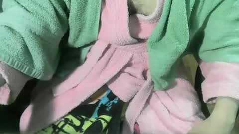 Snapshot of ore_cam chatting on December 1, 5:01 am Ore online show from December 1, 5:01 am