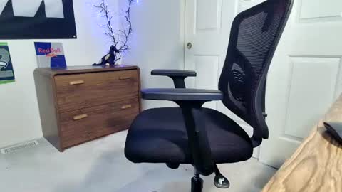 Snapshot of pantyboy2000 chatting on December 2, 12:41 am Dash Riprock online show from December 2, 12:41 am