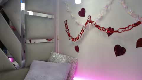 Paola Lyon online show from February 22, 7:25 pm