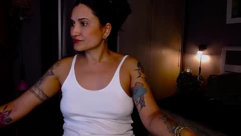 Snapshot of paradisegirl_ chatting on January 19, 9:23 pm My alter ego Betinna Flowers - a tattooed Miss - Are you missing me come in here - online show from January 19, 9:23 pm