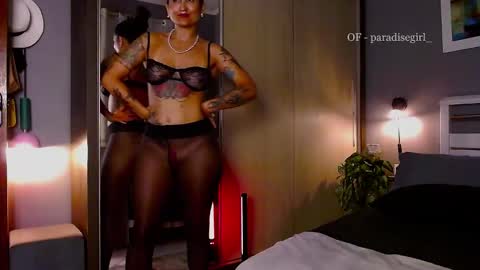 Snapshot of paradisegirl_ chatting on February 9, 11:25 pm My alter ego Betinna Flowers - a tattooed Miss - Are you missing me come in here - online show from February 9, 11:25 pm