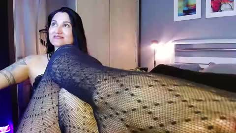 Snapshot of paradisegirl_ chatting on November 11, 10:54 pm My alter ego Betinna Flowers - a tattooed Miss - Are you missing me come in here - online show from November 11, 10:54 pm