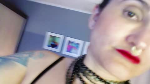 Snapshot of paradisegirl_ chatting on November 25, 9:04 pm My alter ego Betinna Flowers - a tattooed Miss - Are you missing me come in here - online show from November 25, 9:04 pm